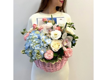 Корзина с гортензией и орхидеей