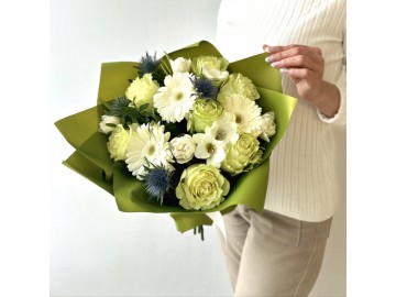 Бело-зеленый букет с розами и герберами 
