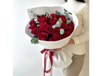 Букет из красных, белых или малиновых роз с эвкалиптом