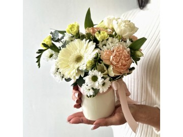 Композиция в кружке розовая и белая