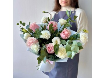 Нежный букет из роз и эустомы с эвкалиптом  