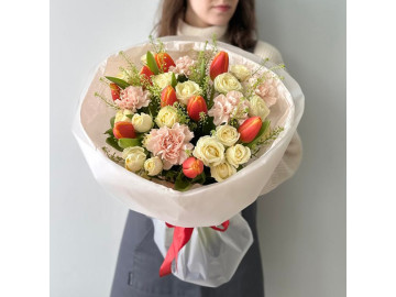 ВЕСЕННЯЯ КОЛЛЕКЦИЯ Букет из тюльпанов, кустовой розы и диантусов