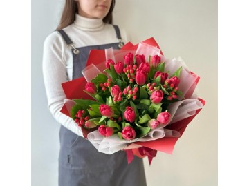 ВЕСЕННЯЯ КОЛЛЕКЦИЯ Букет из тюльпанов и гиперикума