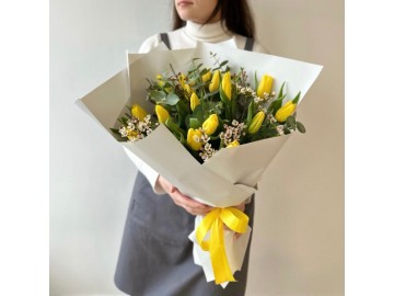 ВЕСЕННЯЯ КОЛЛЕКЦИЯ Букет из тюльпанов, ваксфлауэрса и эвкалипта