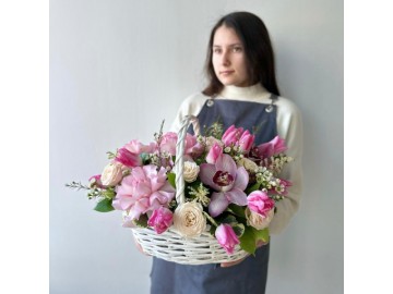 Корзина с тюльпанами и розами