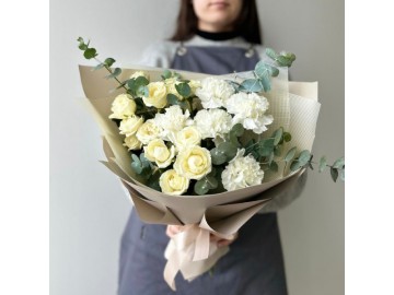 Белый букет из кустовой розы и диантусов