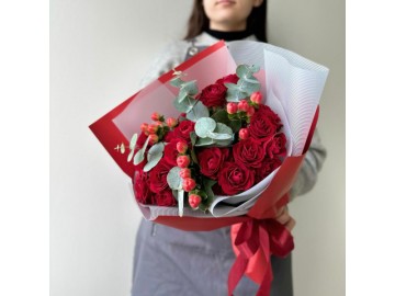 Букет из красной кустовой розы с гиперикумом