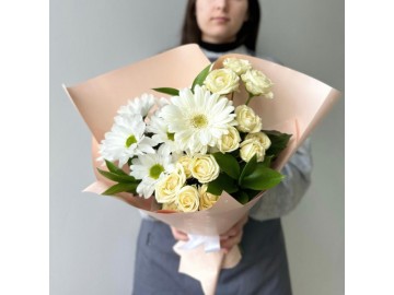 Белый букет с герберой и кустовой розой 