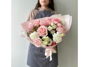 Нежно-розовый букет из роз и эустомы 