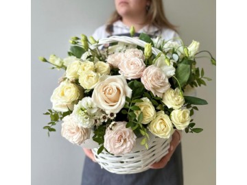 Корзина с нежной кустовой пионовидной розой