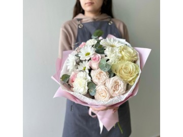 Нежный  букет из роз с эвкалиптом 