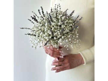 Букет невесты из белой гипсофилы и ароматной лаванды 