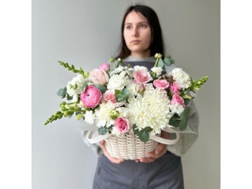 Лукошко с ранункулюсами, розами и хризантемами