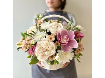 Корзина с пионовидной розой