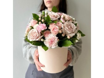 Композиция в шляпной коробке из нежных роз и гиперикума № 22