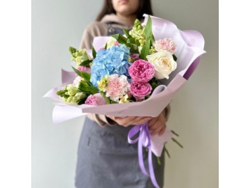 Ароматный букет с гортензией, розой и маттиолой  