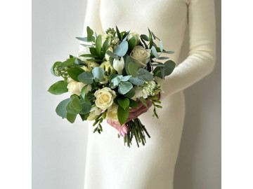 Букет невесты из белой кустовой розы, фрезии и ароматного эвкалипта 