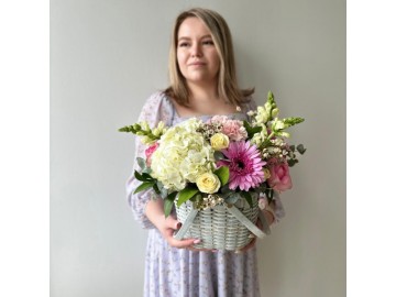 Лукошко с гортензией и диантусами Летняя коллекция