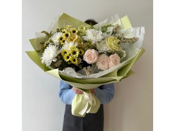 Воздушный букет из кустовых пионовидных роз и хризантем 