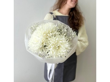 Букет из белой одноголовой хризантемы и гипсофилы