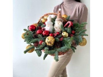 Новогодняя композиция из ели в корзине