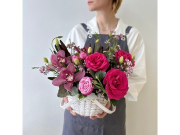 Лукошко с орхидеей и малиновой розой