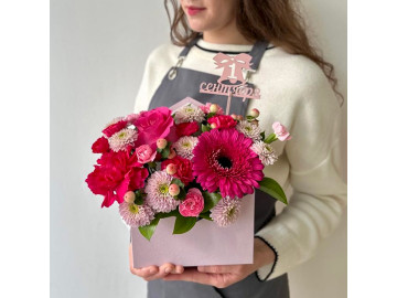 Композиция в конверте с яркими герберами