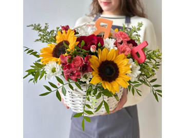Корзинка с подсолнухами и альстромерией