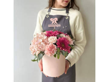 Композиция в шляпной коробке с гортензией и герберами