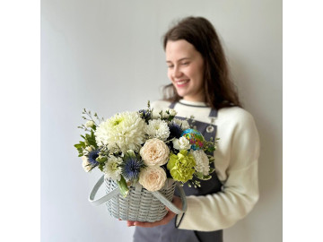 Лукошко с хризантемами и ирингиумом