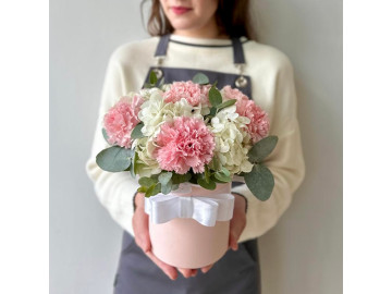 Композиция в шляпной коробке с гортензией и диантусами