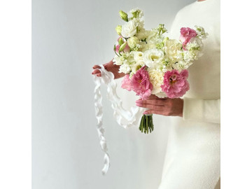 Букет невесты из нежных эустом и диантусов 