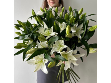 Букет из белых лилий