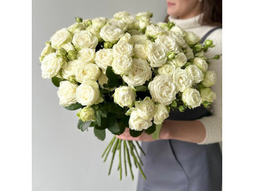 Букет из белой кустовой пионовидной розы 