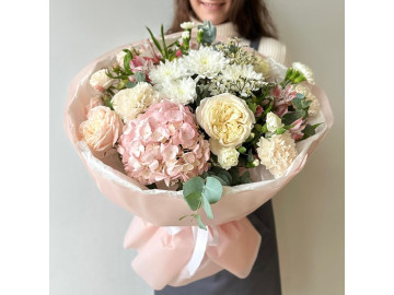 Букет в розовых тонах с гортензией, пионовидными розами и альстромерией 