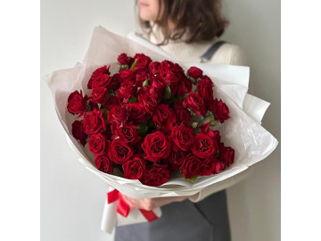 Букет из 15 красных кустовых роз