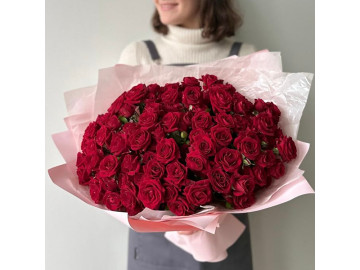 Букет из 25 красных кустовых роз