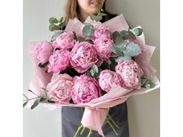 Букет из розовых пионов c эвкалиптом в упаковке