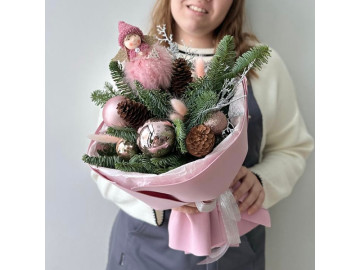 Розовый букет из нобилиса (датской ели) с шишками и новогодним декором