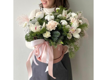 Новогодняя композиция в шляпной коробке из живой ели c орхидеей