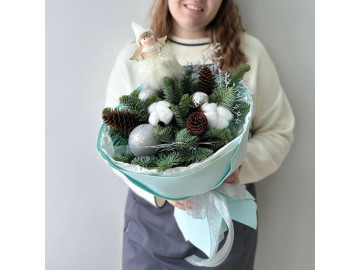 Голубой букет из нобилиса (датской ели) с шишками и новогодним декором