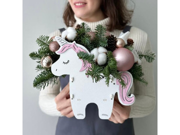 Композиция в форме лошади из нобилиса с новогодним декором