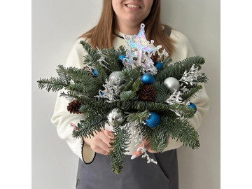 Рождественская композиция в синем цвете в керамическом кашпо с нобилисом и декором