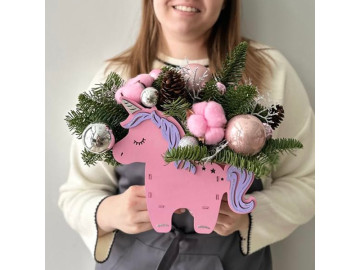 Розовая композиция в форме единорога из нобилиса с новогодним декором