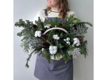 Зимняя корзина с елью, шишками и оленем