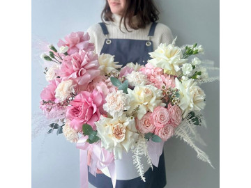 Воздушная композиция в шляпной коробке с французскими розами и гортензией № 120