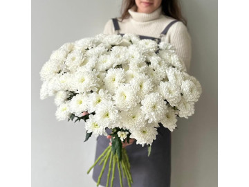 Букет из белых кустовых хризантем