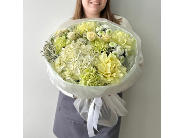 Букет в зеленых тонах с гортензией, французскими розами и диантусами 