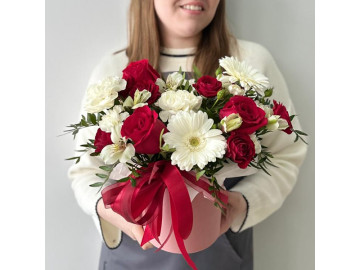 Композиция в шляпоной коробке с красными розами и белыми герберами № 67