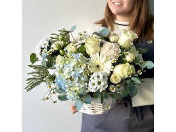 Корзина с голубой гортензией, белыми розами и герберой